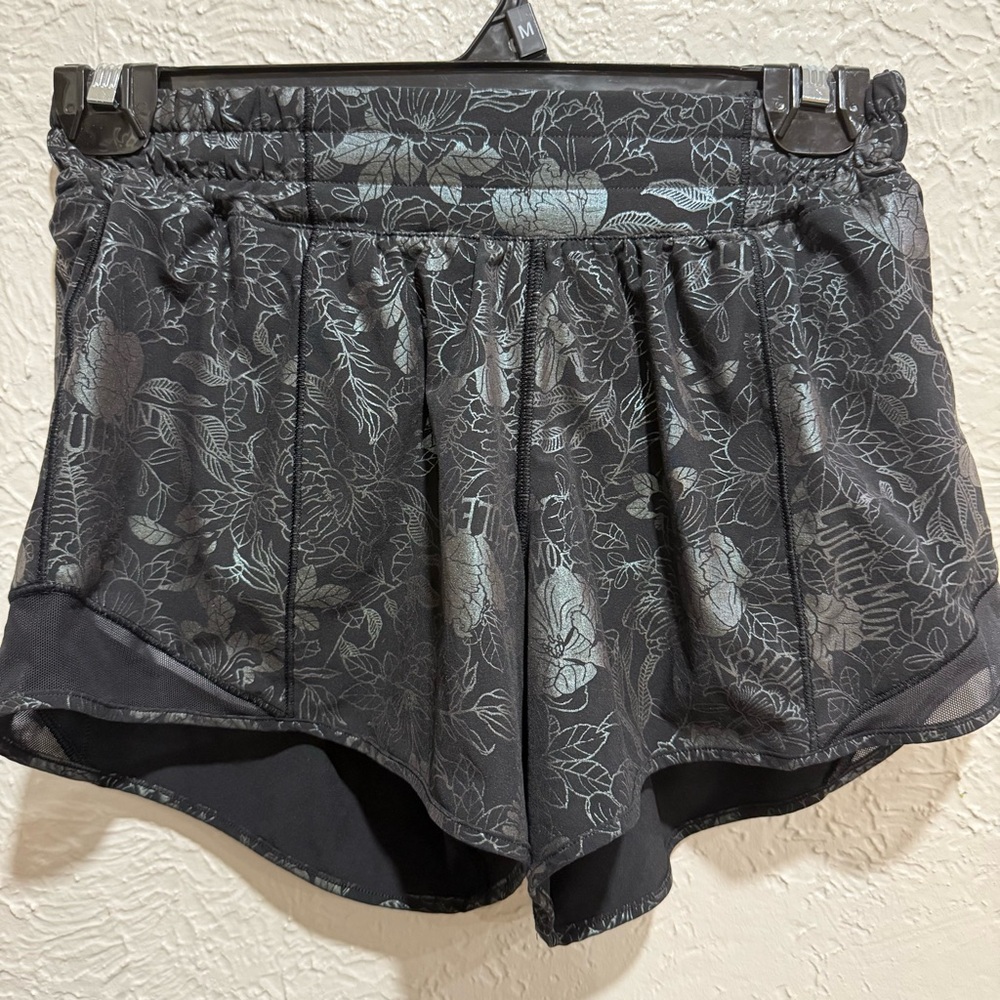 lululemon hotty hot shorts black floral metallic size 4
